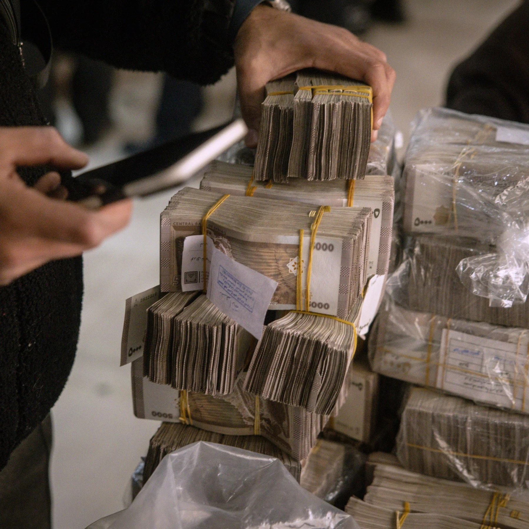 استقرار الليرة السورية أمام الدولار مع بقاء الفارق الكبير عن السعر الرسمي