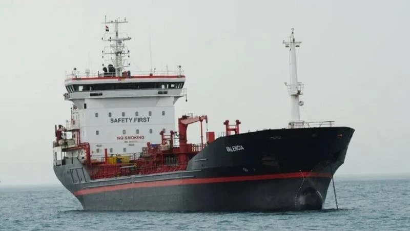 إعفاء العراق من قيود الشحن عبر مضيق هرمز: تأثيرات محتملة على أسواق النفط العالمية