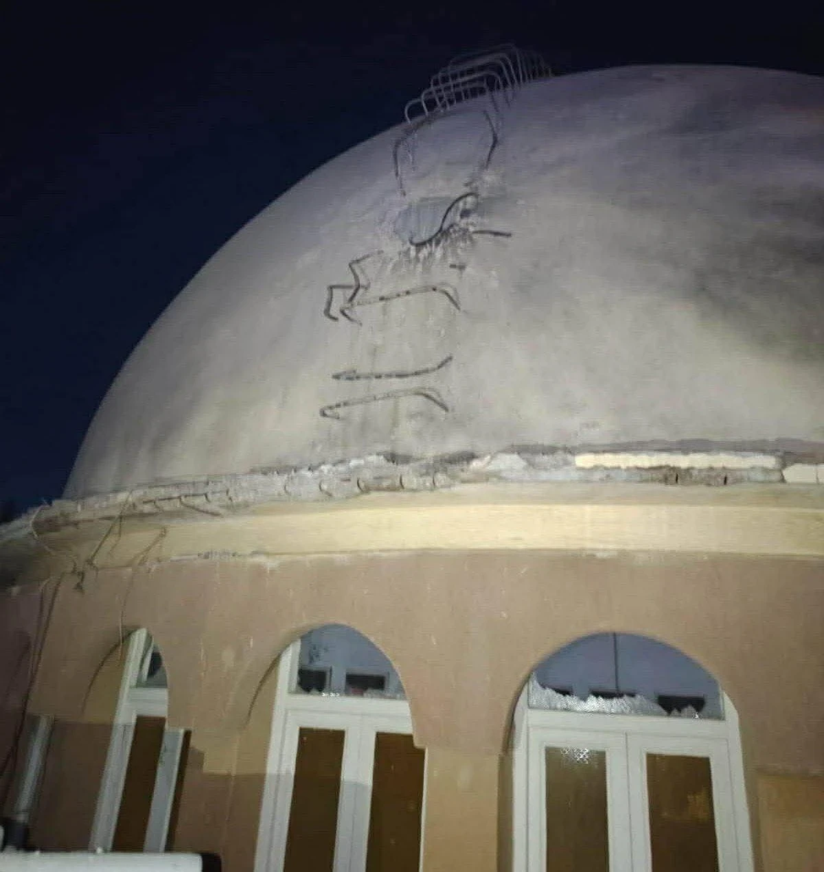 جامع المحمدي يتعرض لهجـ..ـوم ووزارة الأوقاف تعلن ترميمه فوراً