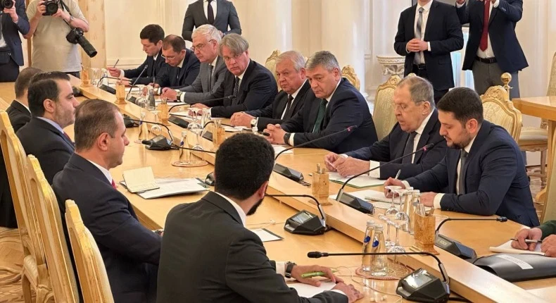 وفد سوري رفيع يصل موسكو لإجراء مباحثات مع المسؤولين الروس