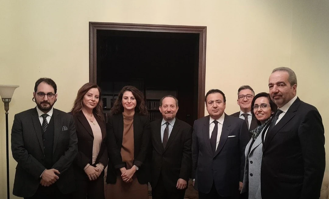 السفـارة الأمـريكـية تلتـقي برجـال أعمـال سـوريين لمنـاقـشة تحـفيز الاقتـصاد بعد سقـوط الأسـد