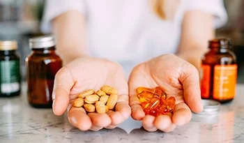 فيتامينات تعمل بشكل أفضل معًا: فهم التآزر الغذائي وأهميته للصحة