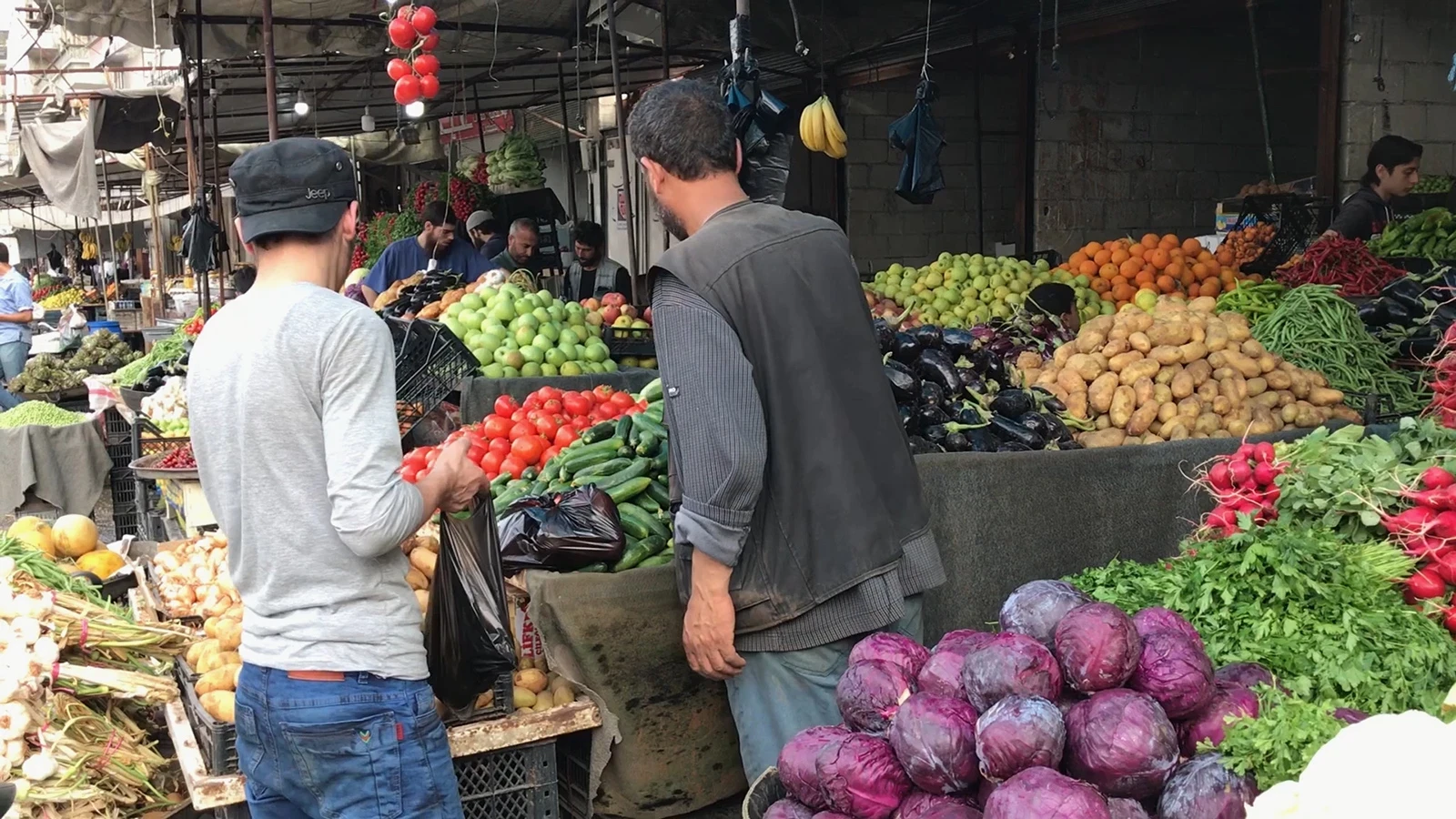 تاجـر: ضـرورة تسـهيل استـيراد السلع في الأزمـات لتـجنب نقـص المواد في الأسواق