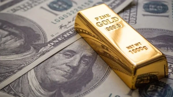 تحركات أسعار الذهب والدولار: تراجع للذهب وانخفاض للدولار في الأسواق العالمية