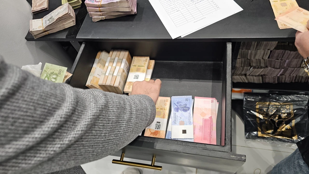 تحسن ملحوظ تسجله الليرة السورية عند افتتاح يوم الأربعاء