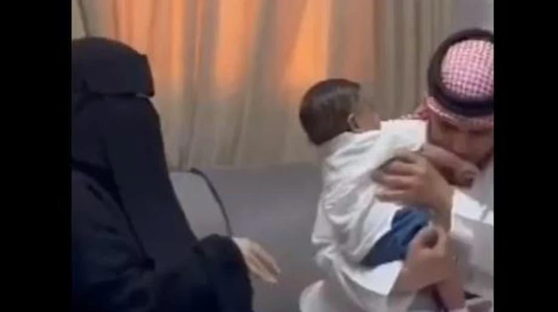 بالفيديو.. تبني طفل يتيم ينتهي بفرحة الأم "مستورة" بعد حرمان 11 عامًا، ويتفاعل السعوديون مع هذه القصة المؤثرة