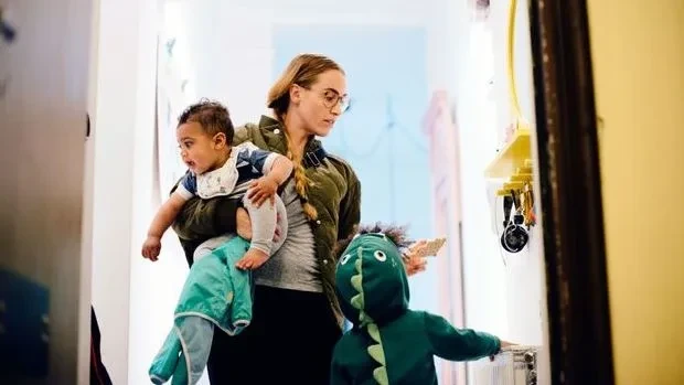 دراسة: العمل يصبح ملاذاً للآباء والأمهات أكثر من البقاء في المنزل مع الأطفال