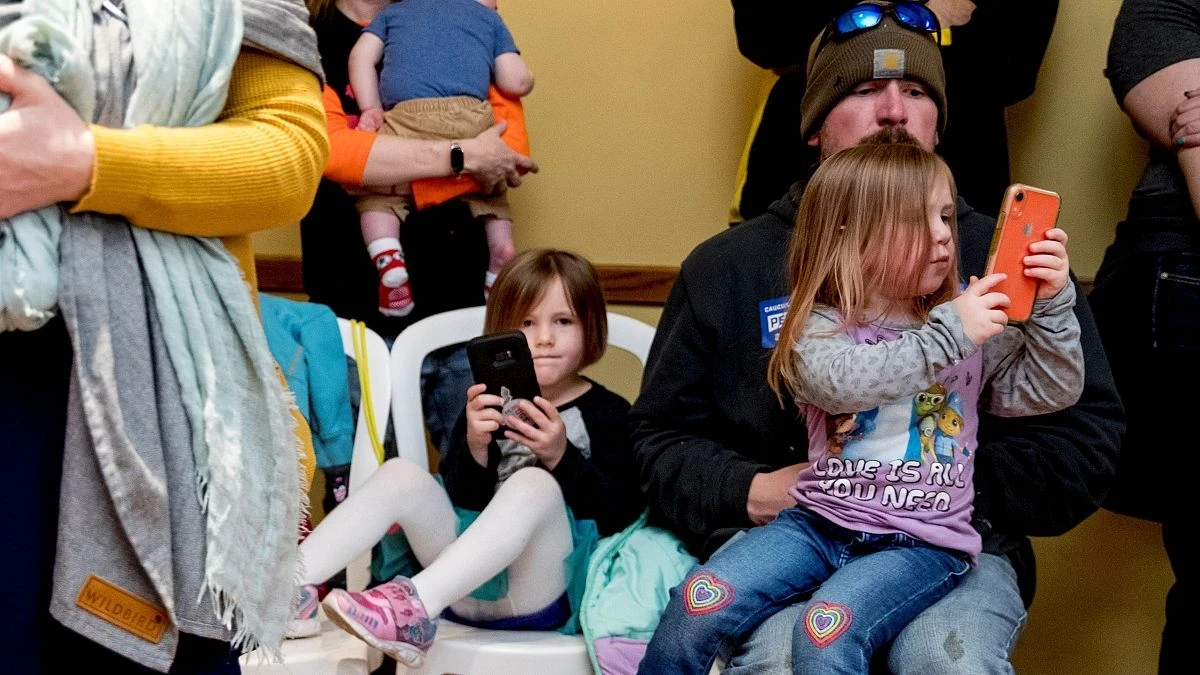 دولة أوروبية تدرس حظر بيع الهواتف الذكية للأطفال دون سن 16
