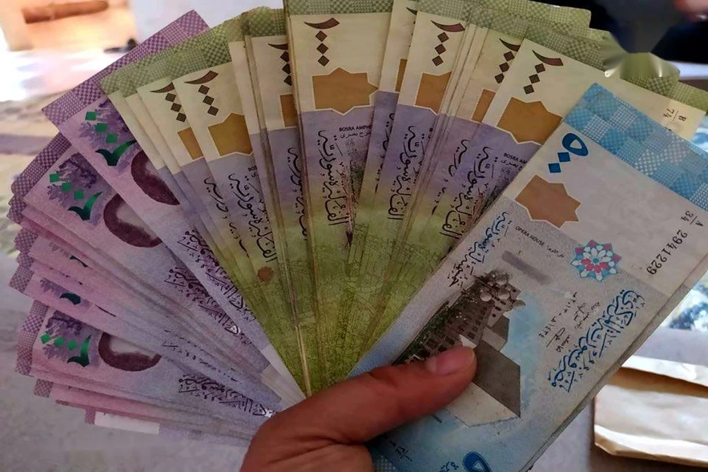 تحسن جديد لليرة السورية أمام الدولار اليوم