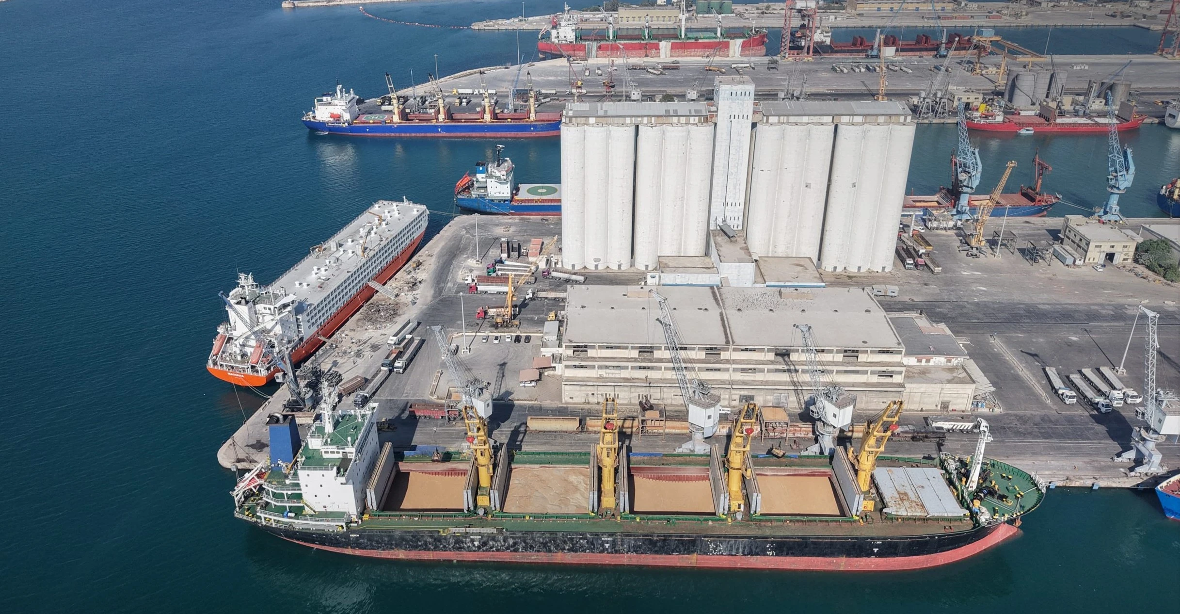 وصول شحنة قمح روسية إلى مرفأ طرطوس لدعم مخزون الحبوب