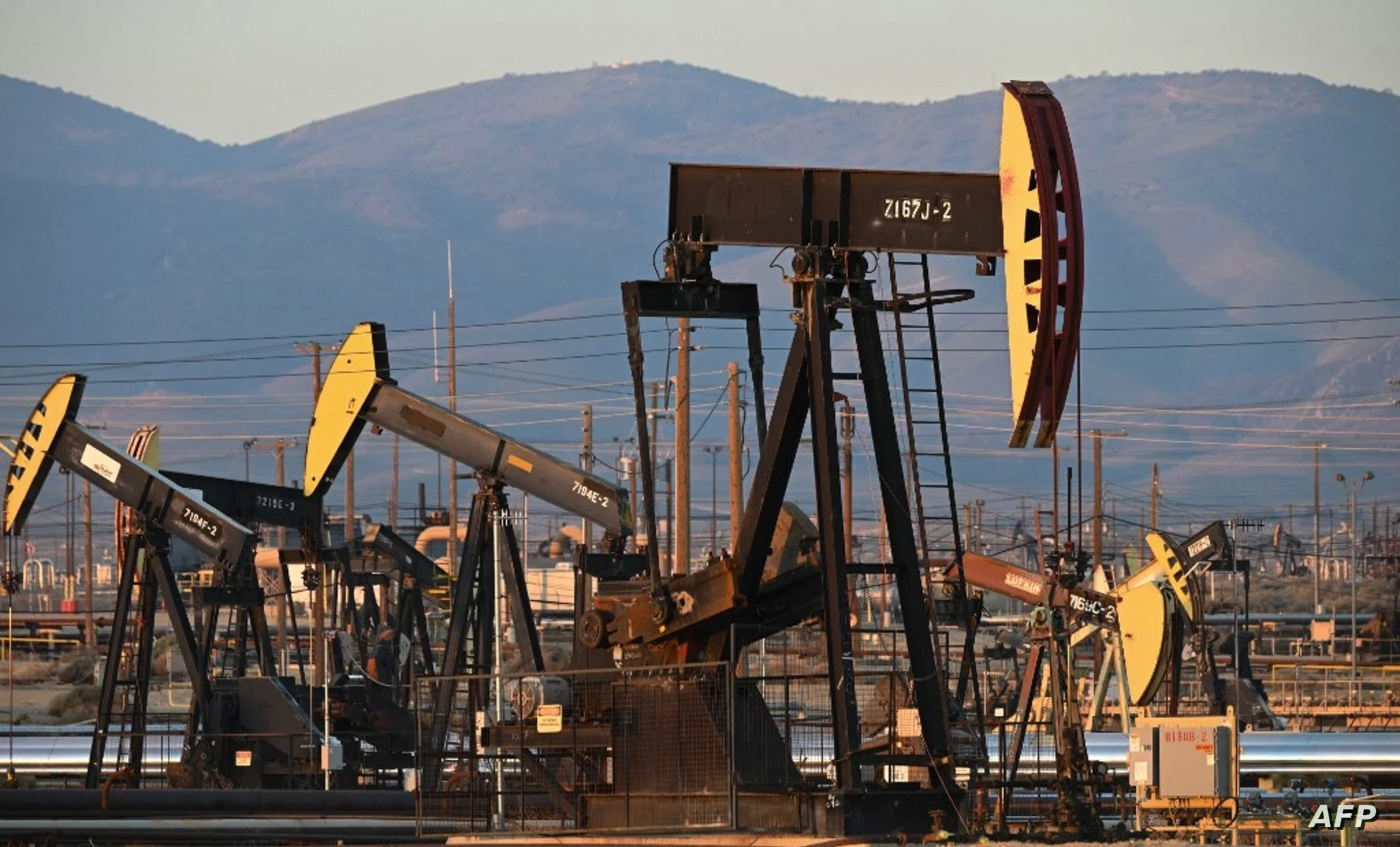 تراجع أسعار النفط بسبب مخاوف من انخفاض الطلب وتأثيرات العوامل الجوية