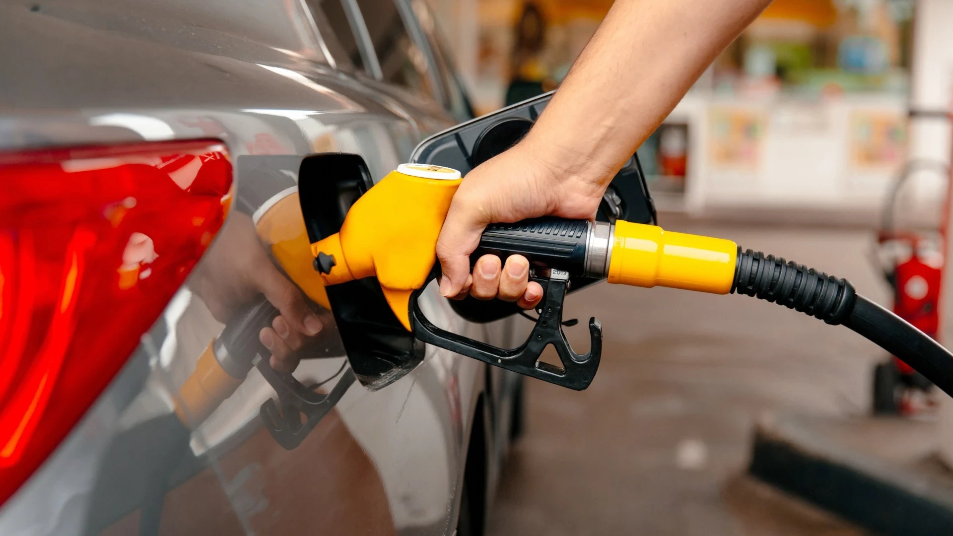 سادكوب تحدد أسعار البنزين والمازوت والغاز وفق سعر الدولار الرسمي