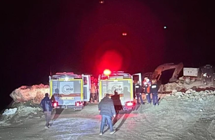 فرق الإنقاذ تواصل البحث عن مدير منجم حديد بعد انهيار تربة في سيواس