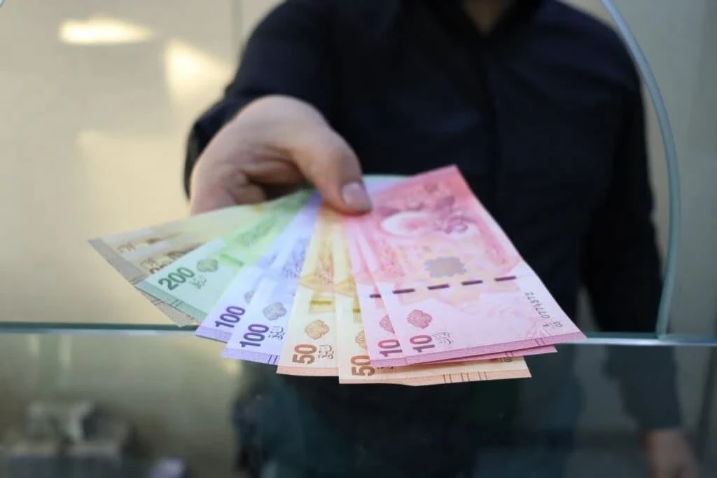 هبوط مستمر.. الليرة السورية تلامس مستويات أدنى أمام العملات الأجنبية