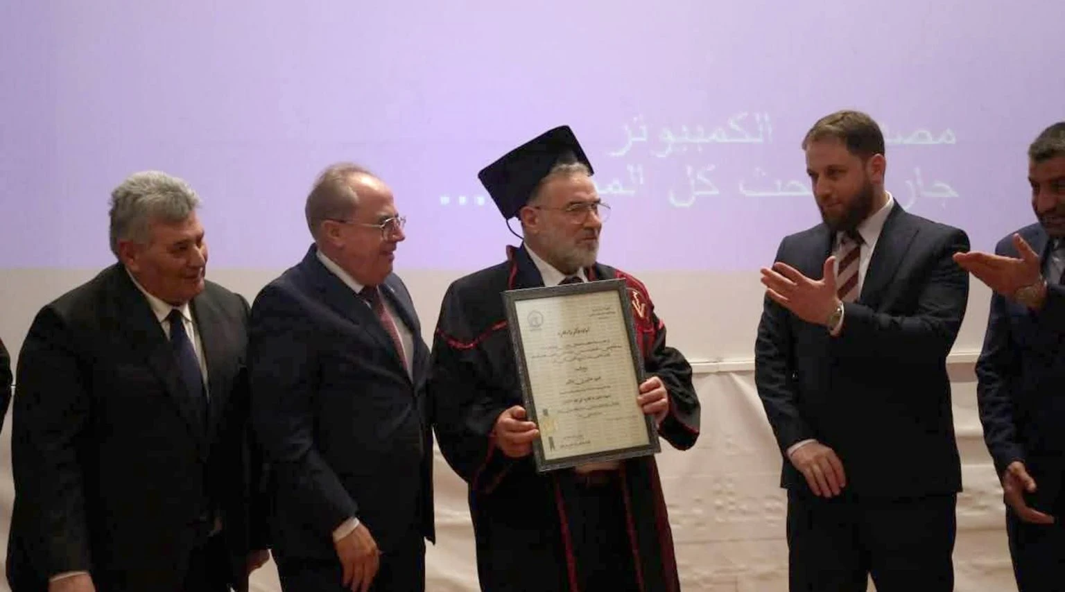 دكتوراه فخرية لمعتقل سابق تكريماً لدوره الإنساني داخل السجون