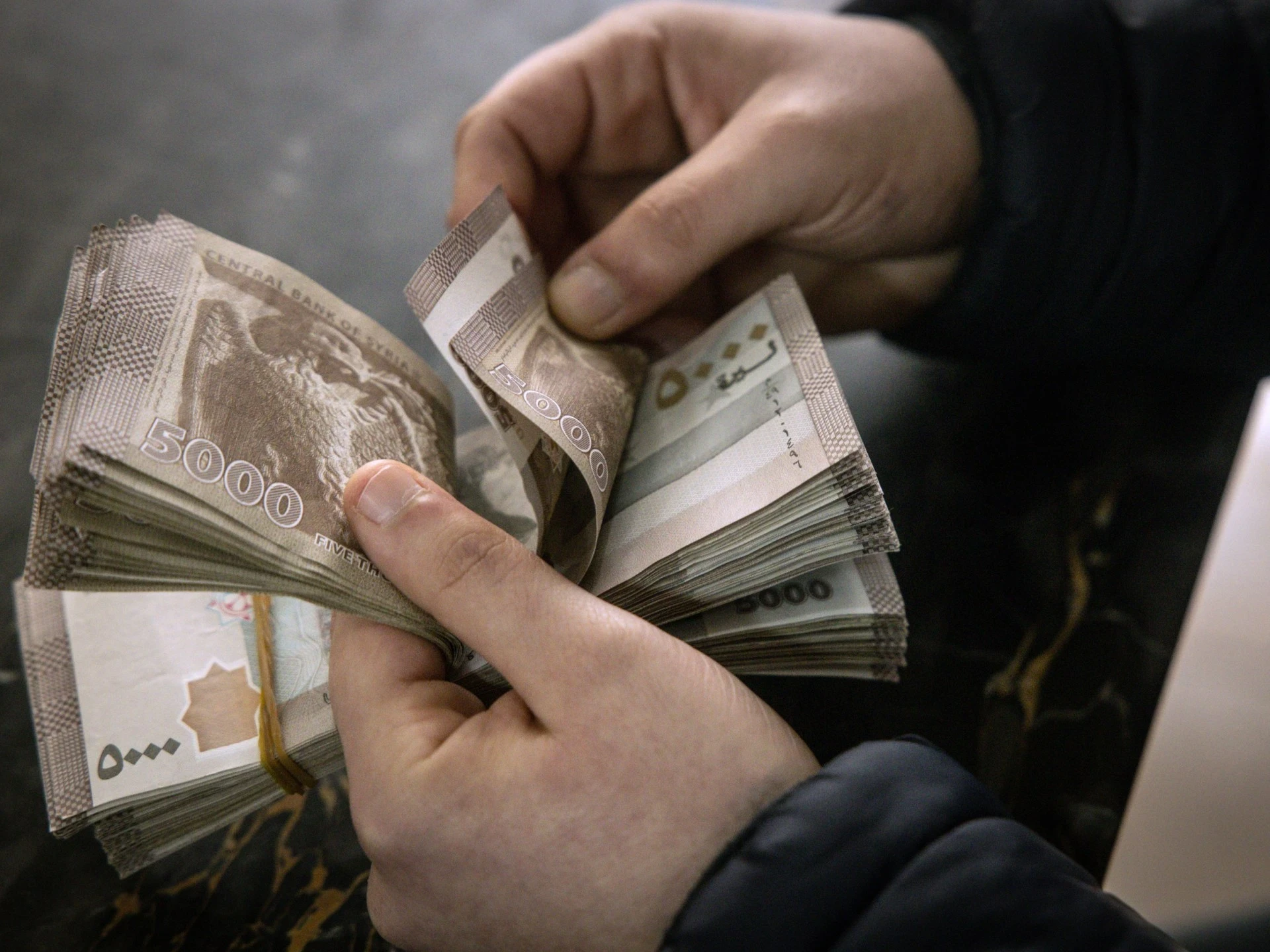 سعر صرف الليرة السورية عند افتتاح يوم الخميس