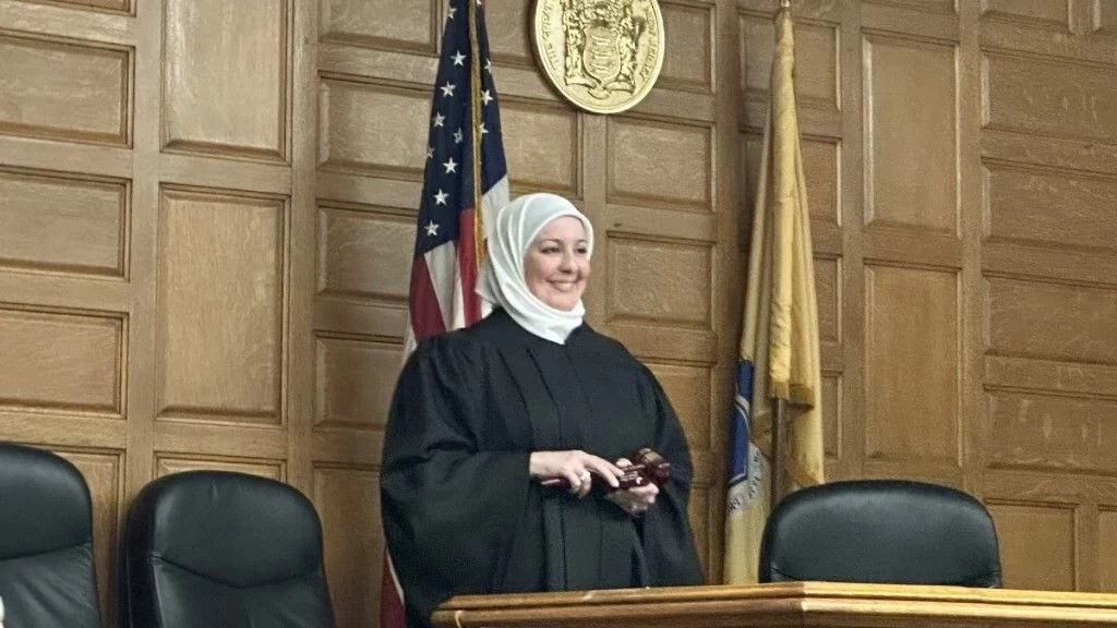 بالفيديو.. امرأة سورية تتسلم مهامها كأول قاضية محجبة في أمريكا