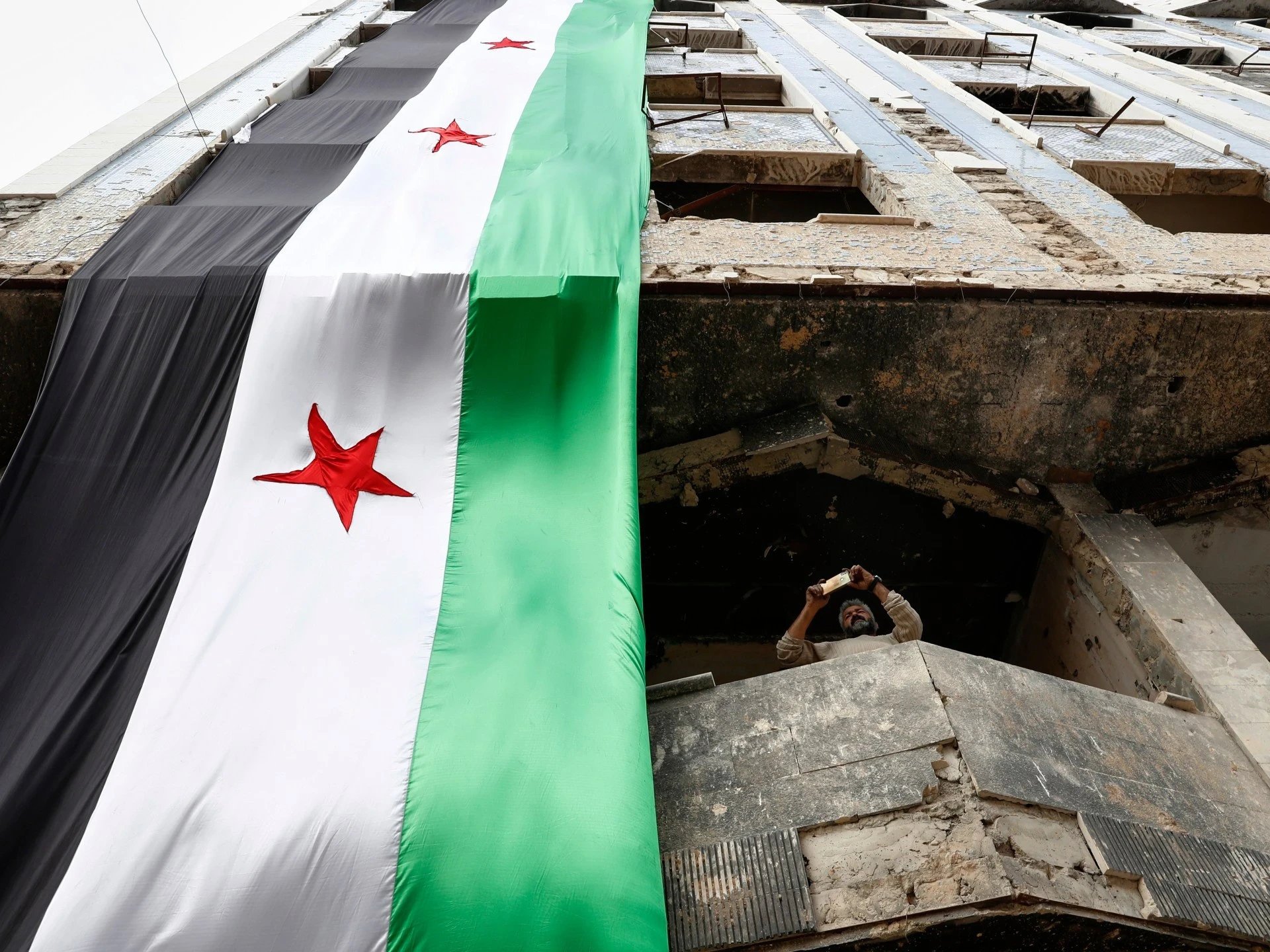 تحديات أمنية ومصرفية تؤخر انطلاق إعادة إعمار سوريا