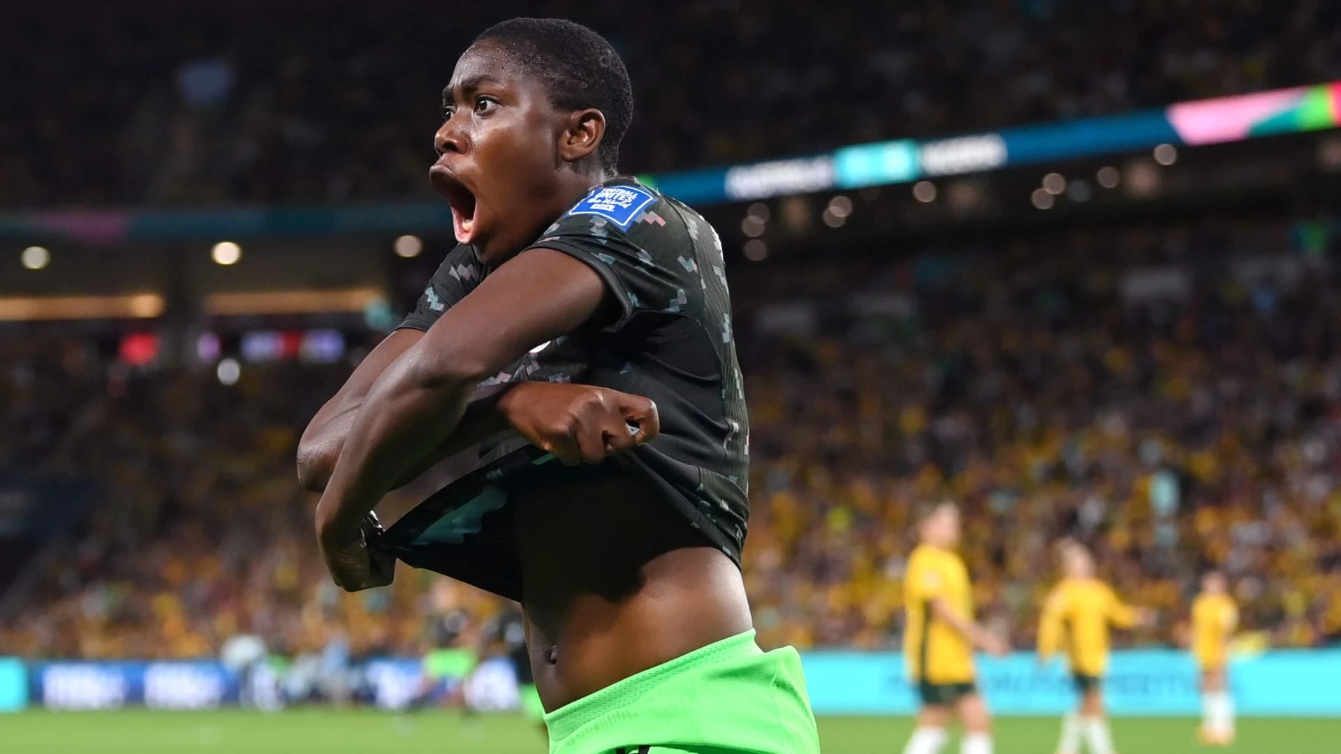 لاعبة نيجيرية تثير الجدل تخلع قميصها وتسجد بعد تسجيل هدف الفوز في كأس العالم للسيدات (فيديو + صور)