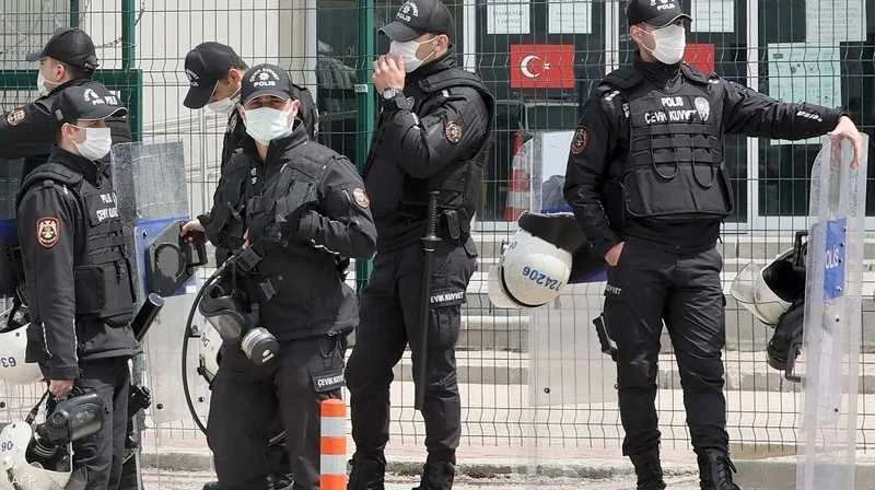 محتالون في تركيا يدّعون أنهم من الشرطة ويخدعون امرأة سورية بتهمة الإرهـاب