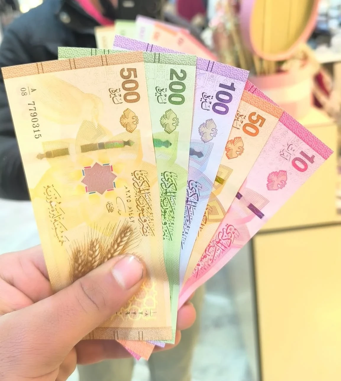 سعر صرف الليرة السورية عند افتتاح يوم الاثنين