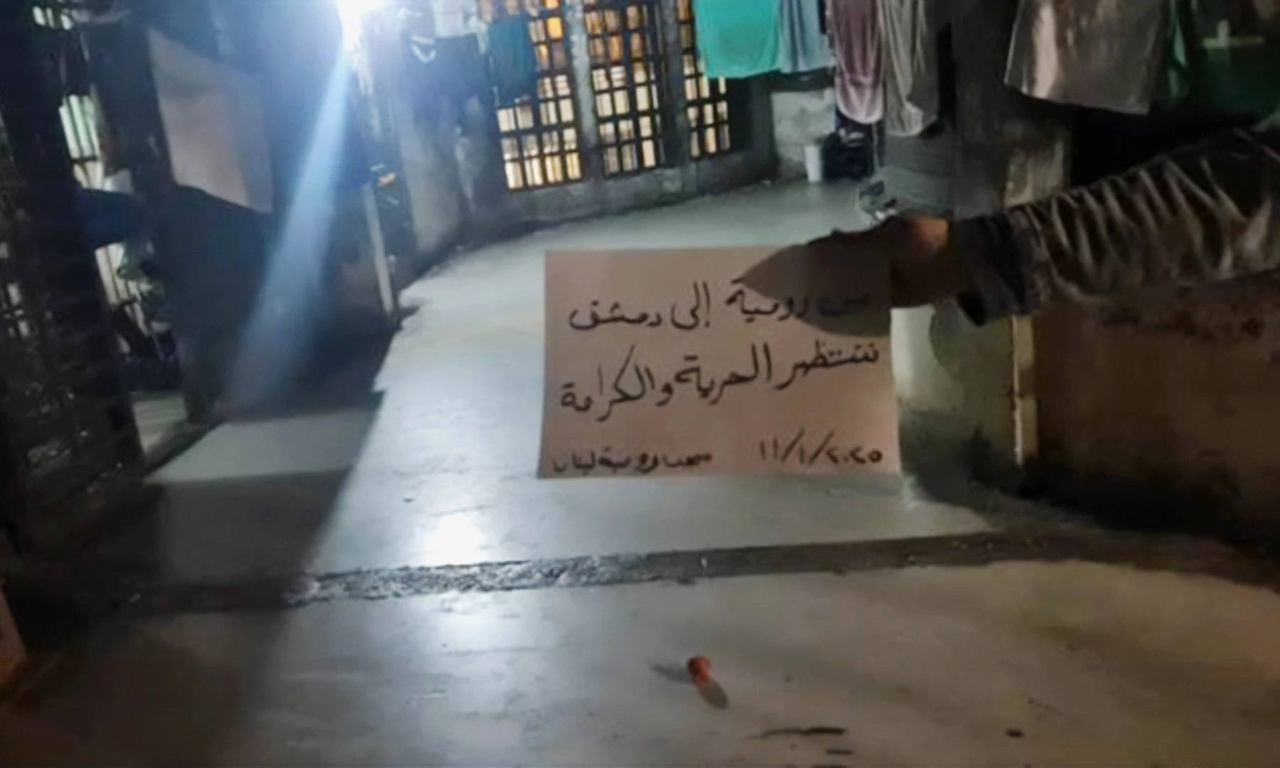 خارطة طريق لحل أزمة المعتقلين السوريين واللبنانيين في لبنان وسط تحركات شعبية ورسائل من سجن رومية
