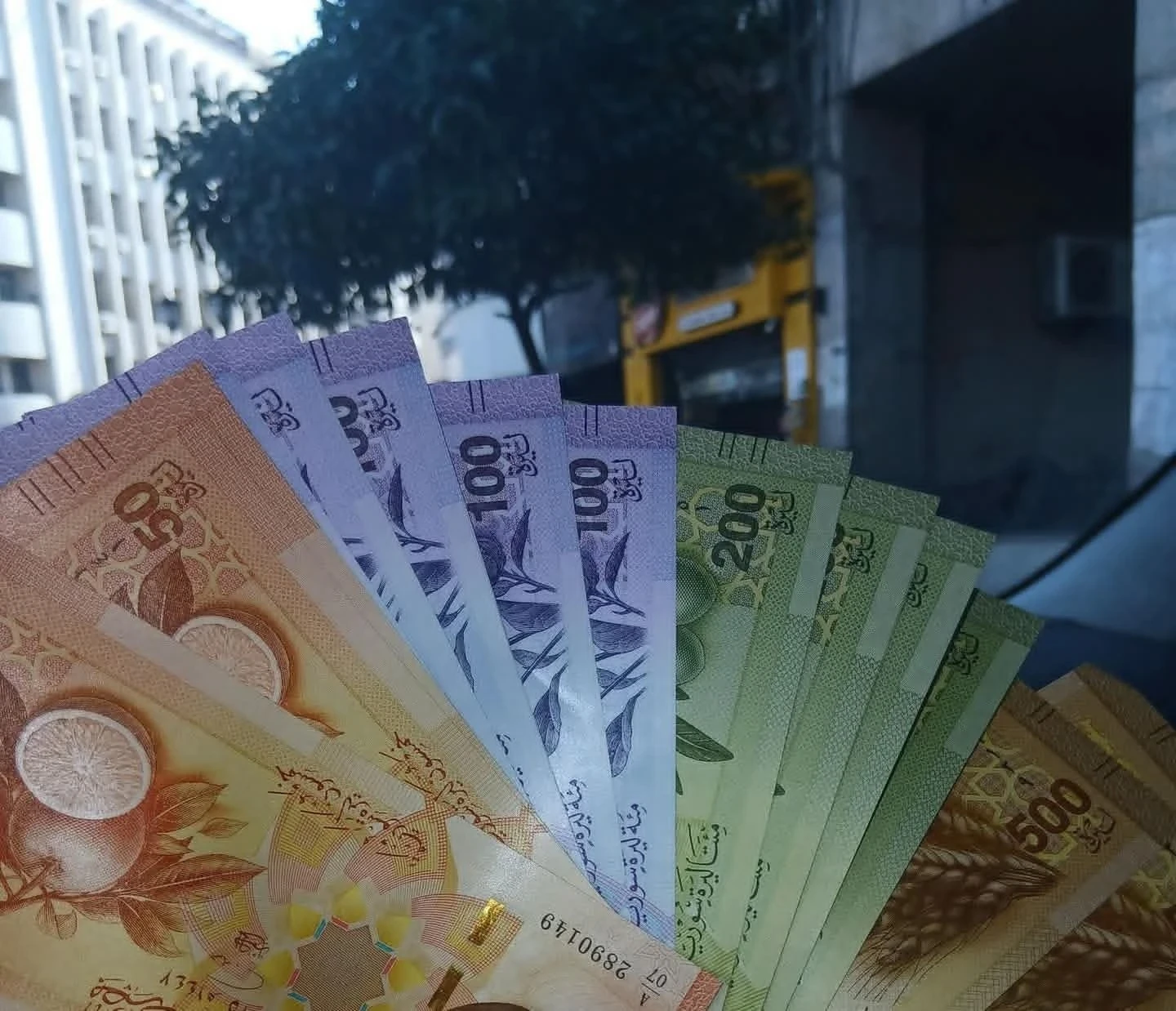 تحسّن في سعر الليرة السورية مع افتتاح السبت.. كيف ينعكس ذلك على السوق؟