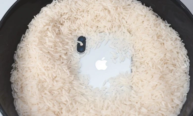 تحذير هام: شركة آبل تنصح مستخدمي iPhone بالابتعاد عن استخدام حبوب الأرز لتجفيف الأجهزة المبللة