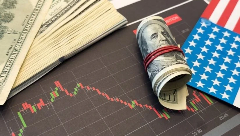 الدولار الأمريكي يتصدر المشهد وسط توترات عالمية