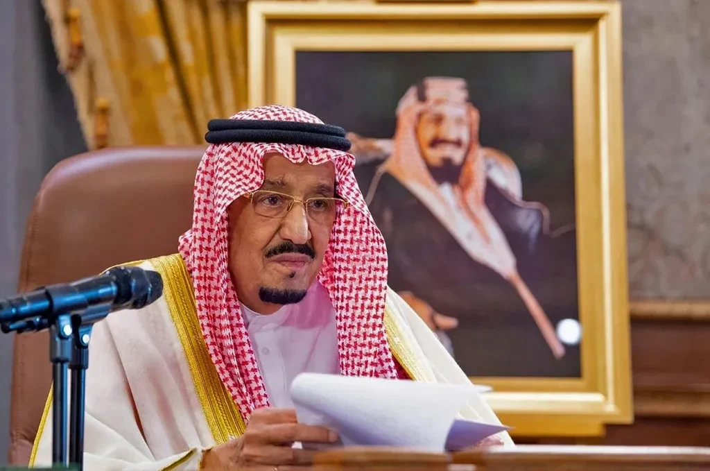 العاهل السعودي الملك سلمان يخـضع لفحـوص طـبية بسـبب التـهـاب في الرئـة