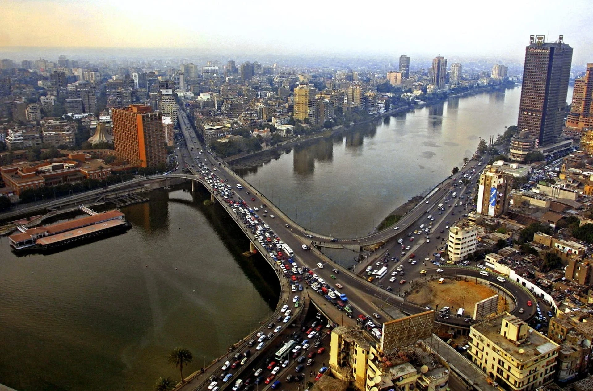 تحت وطأة الغلاء وتدهور الأجور: تحديات تحجب آفاق الشباب في مصر