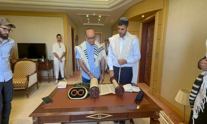 بالفيديو... وزير إسـرائيلي يؤدي طقوس تلمـودية في العاصمة السعودية