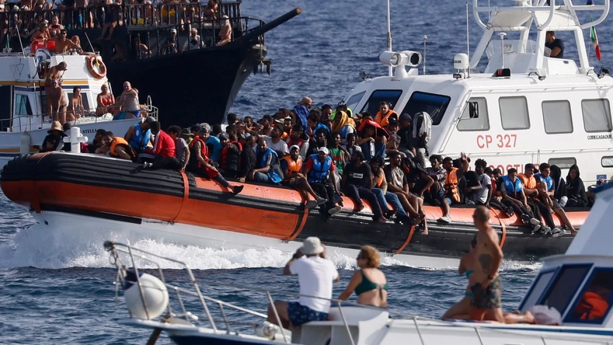 توقيف قاربي لجوء يحمل 41 لاجئًا سوريًا قبالة السواحل اليونانية