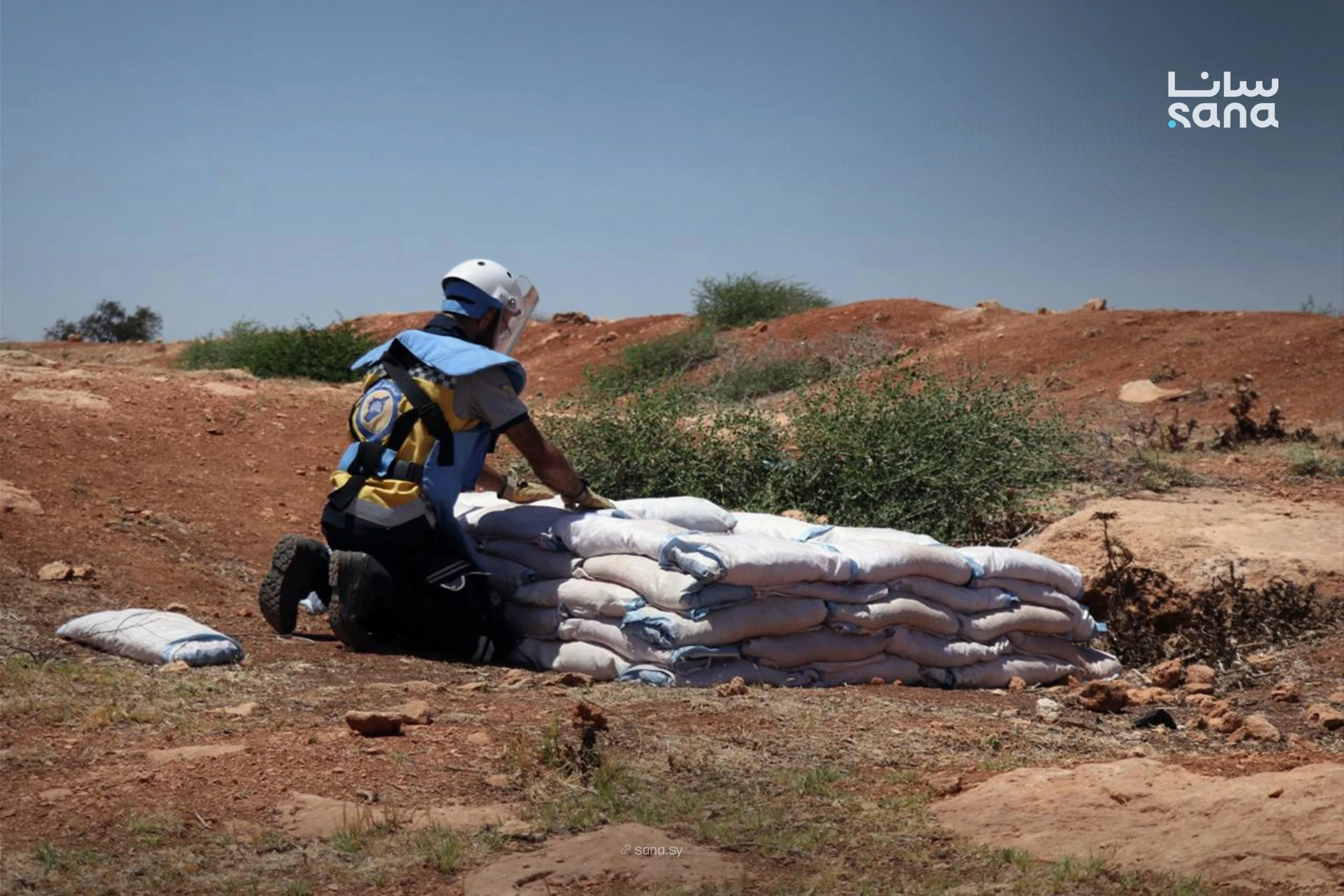 الدفاع المدني السوري يتعامل مع مخلفات الحرب في ريف درعا لضمان سلامة المواطنين