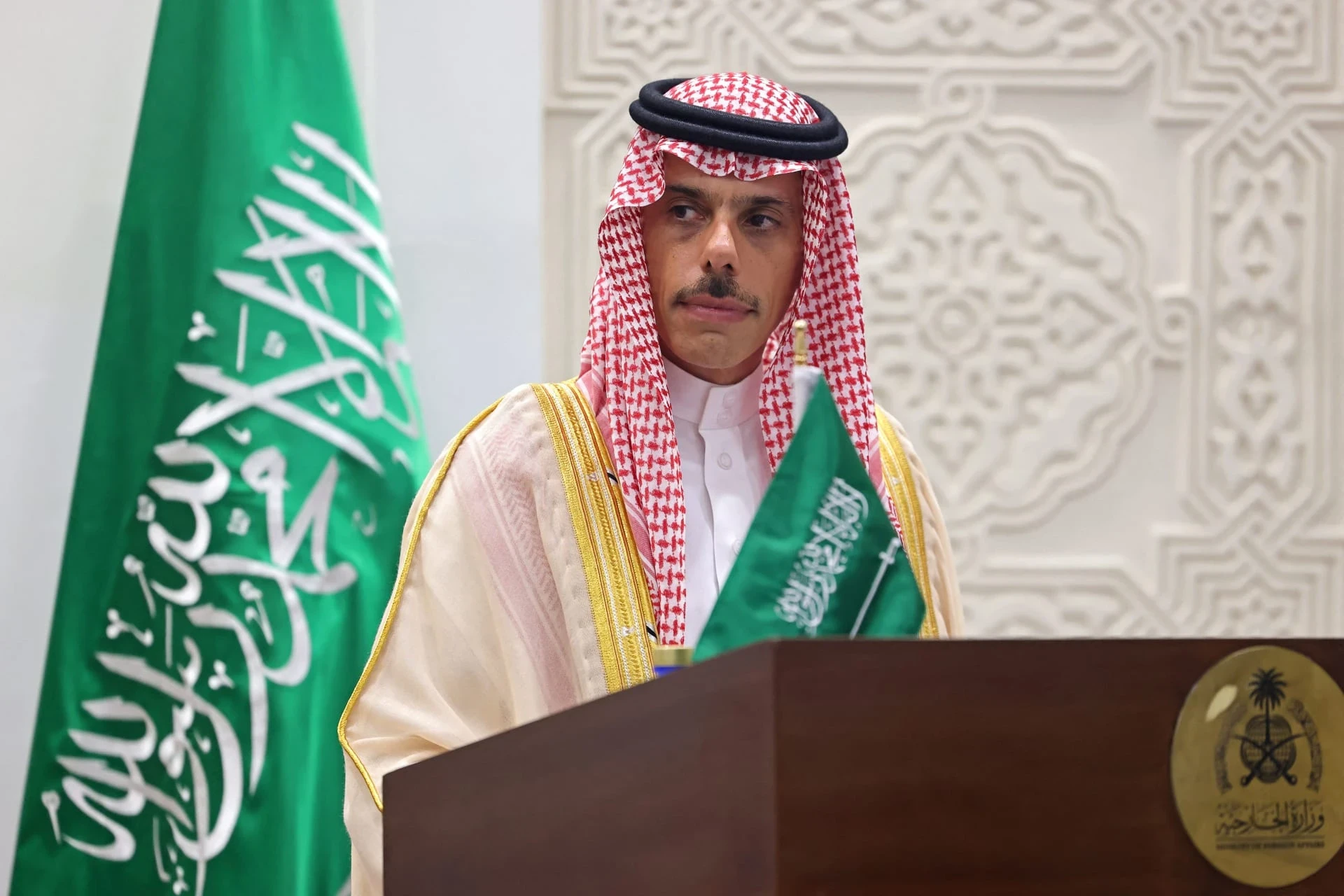 فيديو لوزير الخارجية السعودي يثير تفاعلا في مواقع التواصل