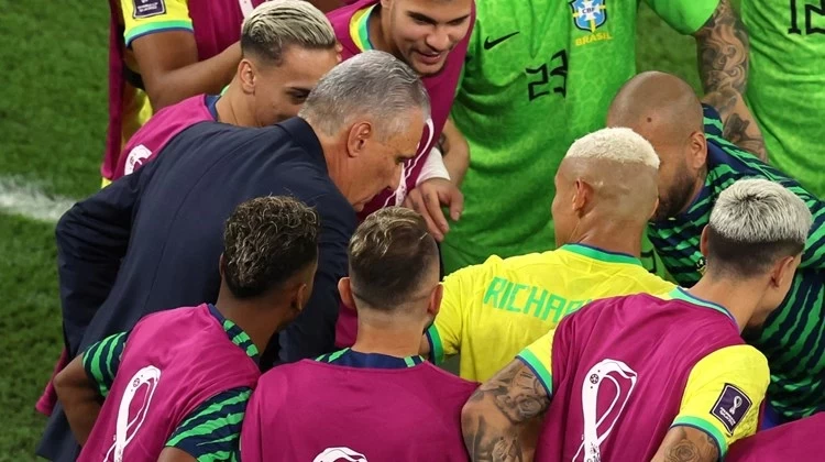 مدرب منتخب البرازيل يرقص مع لاعبيه ويوضح سبب الرقصة