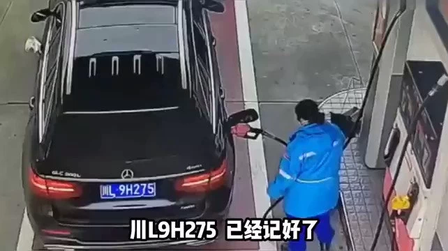 ذرفت الدموع بسبب ماحدث.. صاحب سيارة فاخرة في الصين يرمي الأموال على الأرض بعد تعبئة الوقود (فيديو)
