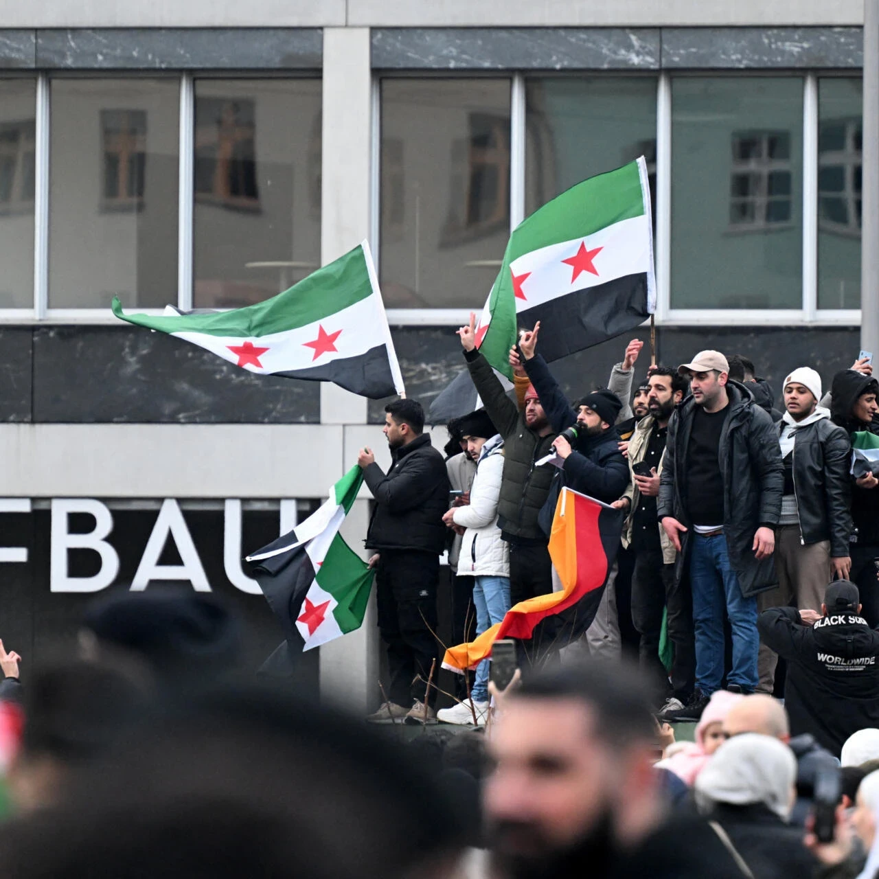 شاب سوري يتعرض للطـ..ـعن خلال مظاهرة للجالية السورية في ألمانيا