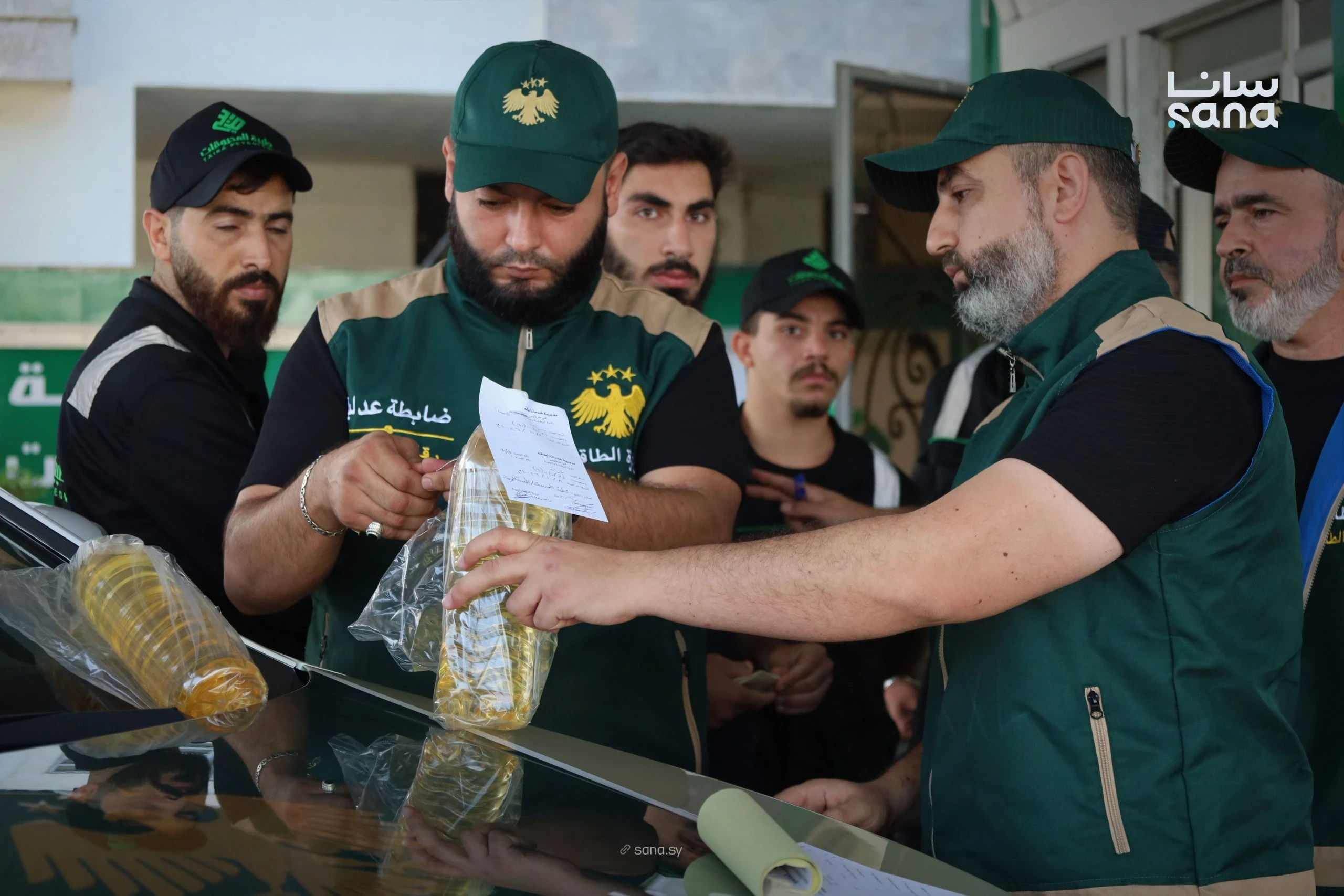 شحنات بنزين عالقة في درعا وريف دمشق.. اتهامات خلال برنامج تلفزيوني ومطالبات بإقالة مسؤول نفطي
