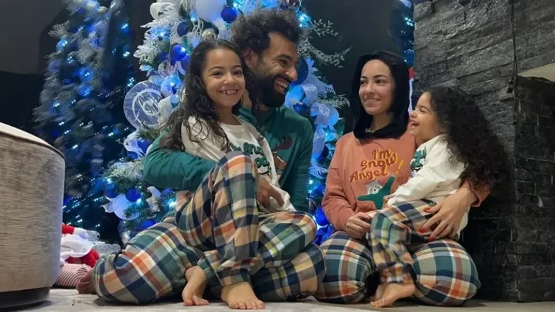 بالصور.. نجم ليفربول المصري "محمد صلاح" يحتفل مع عائلته بعيد الميلاد
