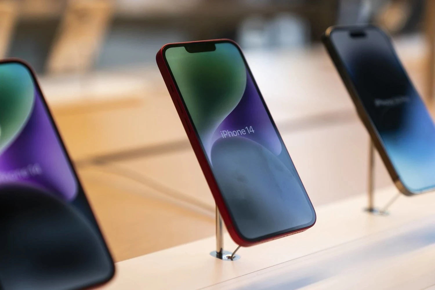 الحرب التجارية تؤدي إلى ارتفاع أسعار هواتف iPhone وSamsung: ماذا ينتظر السوق العالمي؟