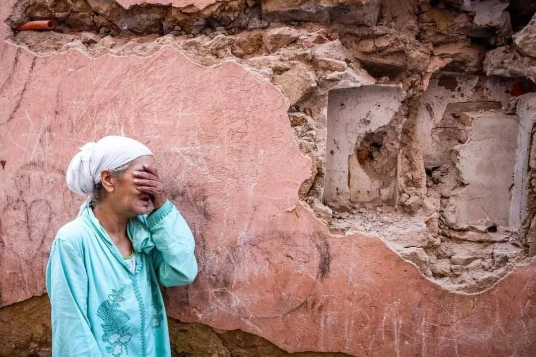 صور مؤثرة لمواطنين مغاربة ودمار الزلزال