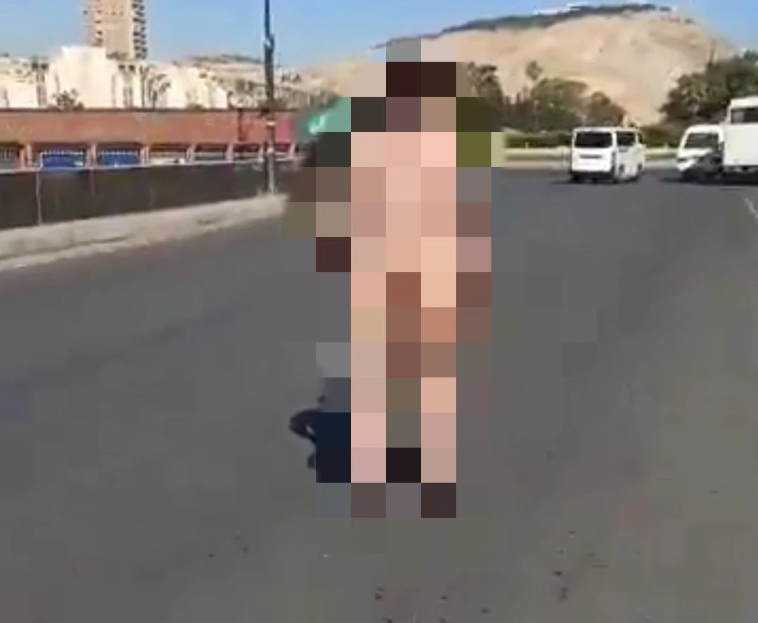 بالفيديو .. القـاء القبـض على رجل يمشي عـاريـاً في ساحة الأمويين بدمشق
