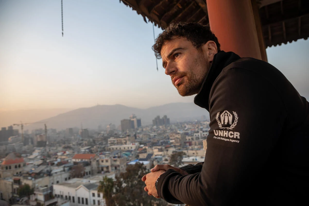 الفنان البريطاني ثيو جيمس يزور دمشق ومناطق سورية للاطلاع على أوضاع العائدين