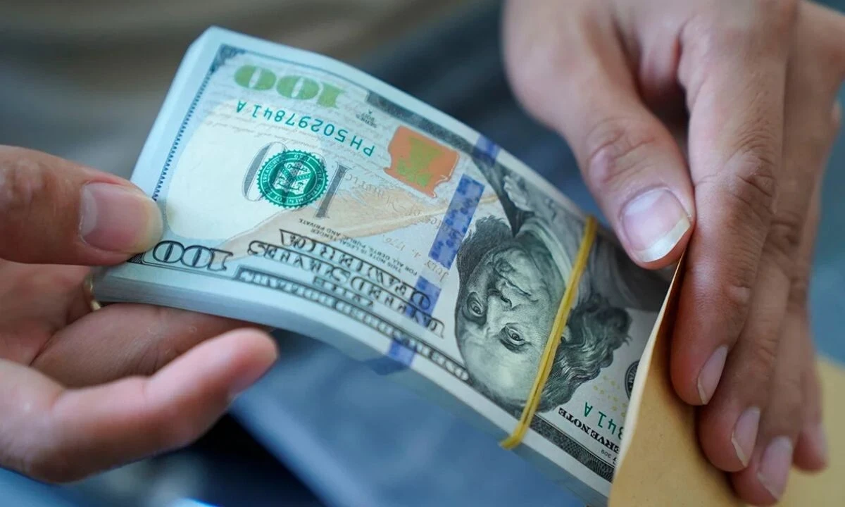 ارتفاع قياسي للدولار.. المصرف المركزي يثبت السعر الرسمي وسط تباين في المحافظات
