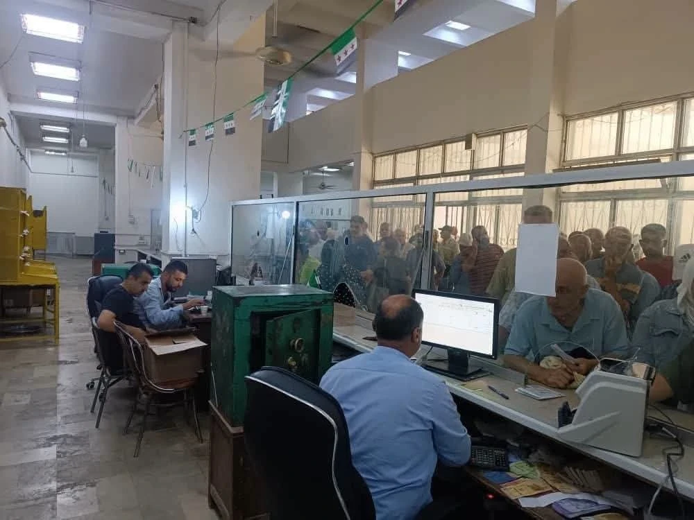 بدء صرف رواتب ومعاشات المتقاعدين عن أيلول في سوريا