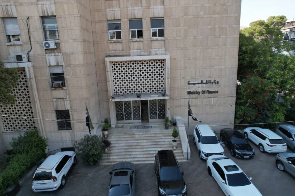 قرارات جديدة في دمشق.. كفّ يد موظفين بقطاع المالية والمصرف العقاري
