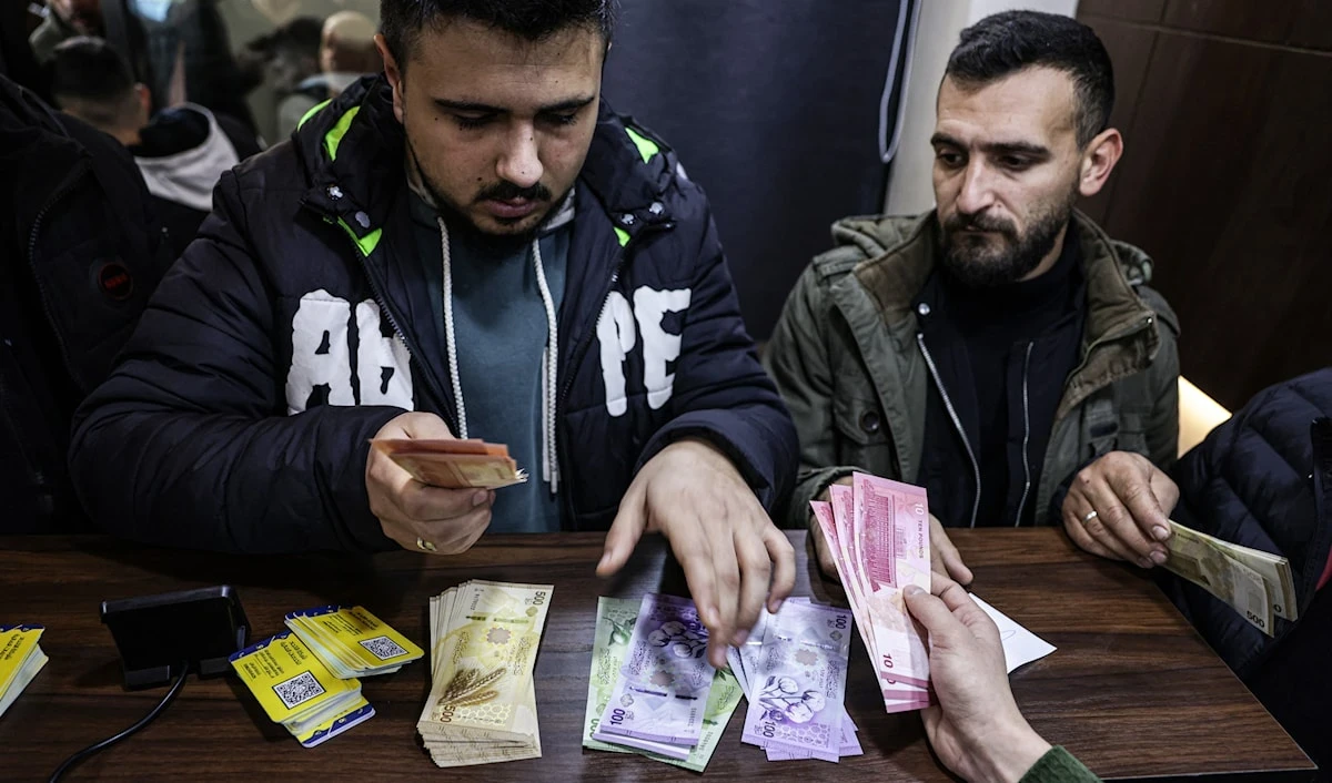 الدولار يقترب من أعلى مستوى منذ أشهر.. والليرة السورية تحت الضغط