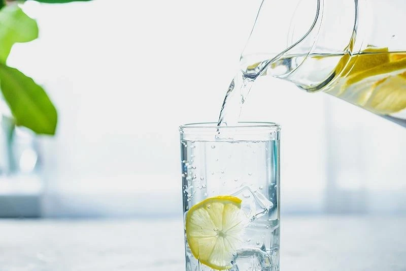 الليمون والماء: خليط صحي لتعزيز الصحة والعافية