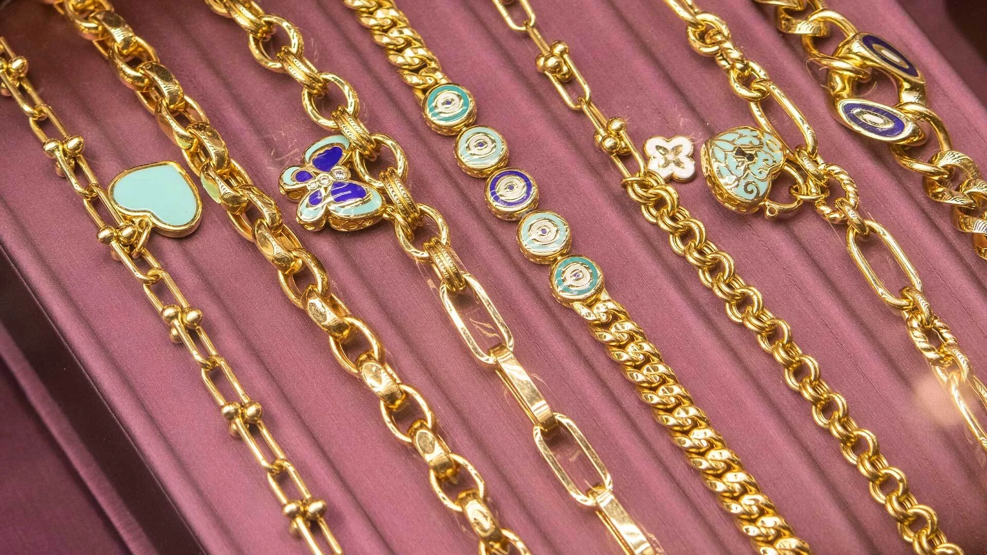 أسعار الذهب في سوريا تتجاوز العالمية مع ارتفاع الأونصة إلى 4113 دولاراً